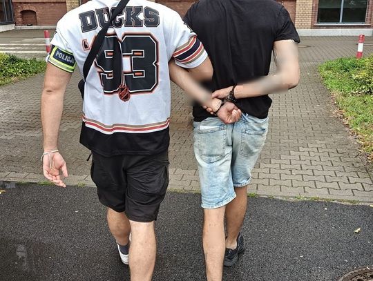 Dusił na ulicy mężczyznę i ukradł mu plecak. W środku było 20 tysięcy złotych