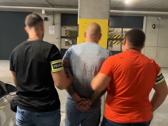 Duża transakcja narkotykowa na działce. Po wejściu policjantów pseudokibice rzucili się do ucieczki