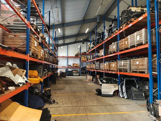 Duży sklep motoryzacyjny był przykrywką dla handlu częściami ze skradzionych aut. Zatrzymano pasera