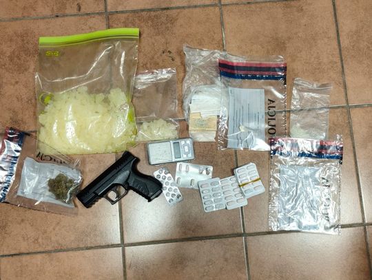 Dwa auta, trzech mężczyzn, narkotyki i pistolet. Policjanci nakryli ustawkę dilerów
