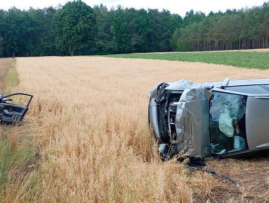 Dwa rozbite auta na polu po wypadku na skrzyżowaniu. 32-latek w audi wymusił 21-latce