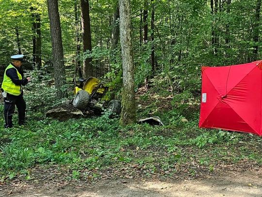 Dwaj 14-latkowie wybrali się quadem do lasu. Po uderzeniu w drzewo jeden z chłopców zginął na miejscu