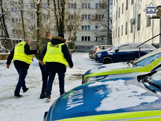 Dwaj chuligani zabrali mężczyźnie czapkę z logiem klubu piłkarskiego i skopali go na parkingu
