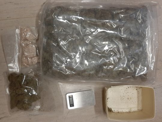 Dwaj dilerzy ukrywali w mieszkaniach blisko 2,5 kg narkotyków. Po nalocie kryminalnych grozi im nawet 12 lat więzienia