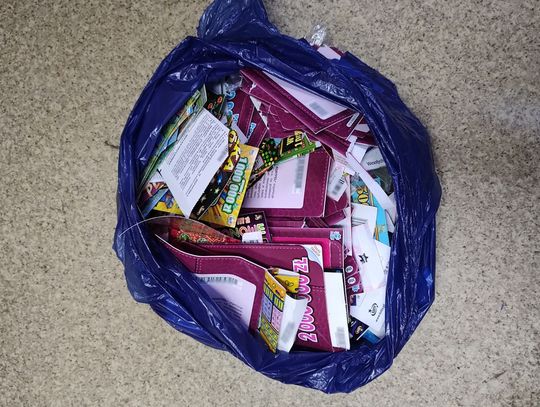 Dwaj mężczyźni wpadli na kradzieży zdrapek. Dopuszczali się przestępstw podczas przerwy w pracy