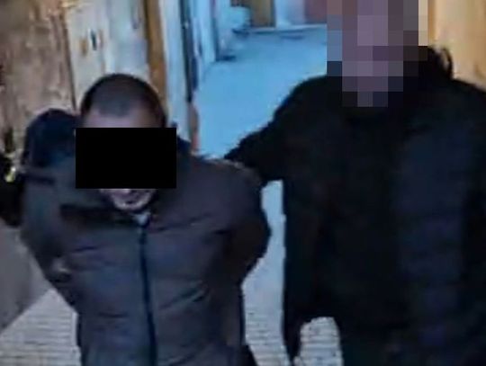 Dwaj poszukiwani ukrywali się w jednym mieszkaniu. Zatrzymali ich policyjni "łowcy głów"