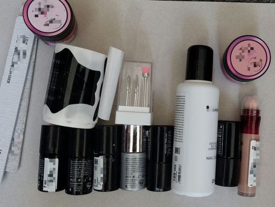 Dwie 13-latki odpowiedzą za kradzież w drogerii. Wyniosły kosmetyki za blisko tysiąc złotych