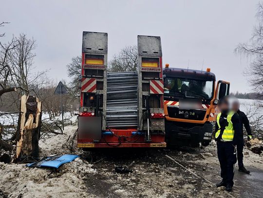 Dwie ciężarówki wypadły z oblodzonej drogi. Kierowcy zostali ukarani mandatami