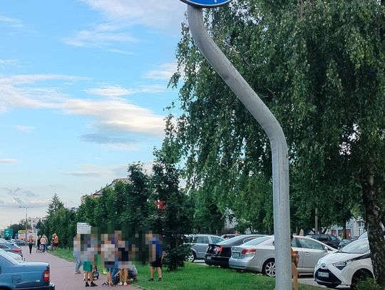 Dwie dziewczynki na jednej hulajnodze elektrycznej wjechały w 71-latkę. Kobieta jest w szpitalu