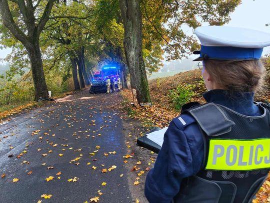 Dwie młode kobiety ranne w wypadku na drodze powiatowej. Mercedes uderzył w drzewo