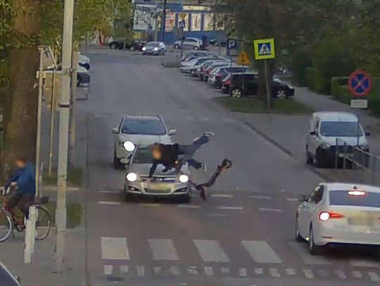 Dwie nastolatki na jednej hulajnodze elektrycznej uderzyły w samochód