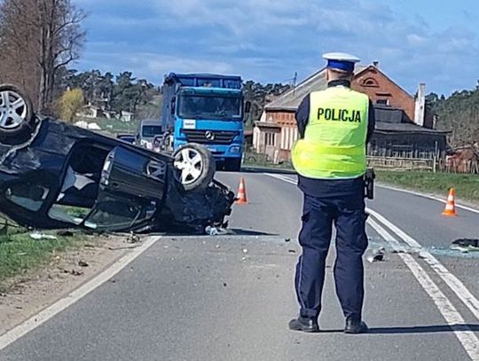 Dwie osoby w szpitalu po dachowaniu Peugeota. Kierowca próbował uniknąć zderzenia ze zwierzęciem Dwie osoby w szpitalu po dachowaniu Peugeota. Kierowca próbował uniknąć zderzenia ze zwierzęciem