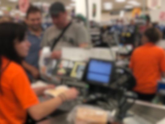 Dwie pracownice sklepu robiły lipne zwroty. Policjanci przedstawili im ponad sto zarzutów oszustwa