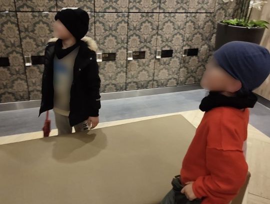 Dwóch 6-latków nagle zniknęło z placu zabaw. Szukało ich 140 policjantów. "Chcieliśmy zrobić żart"