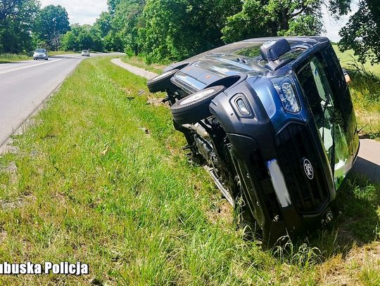 Uznali, że podwójna ciągła jest dla picu i wyprzedzali na łuku. Bus wylądował w rowie