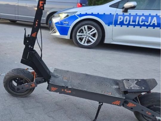 Dwóch chłopców leżało na ulicy, a obok nich hulajnoga elektryczna. Jechali na niej razem