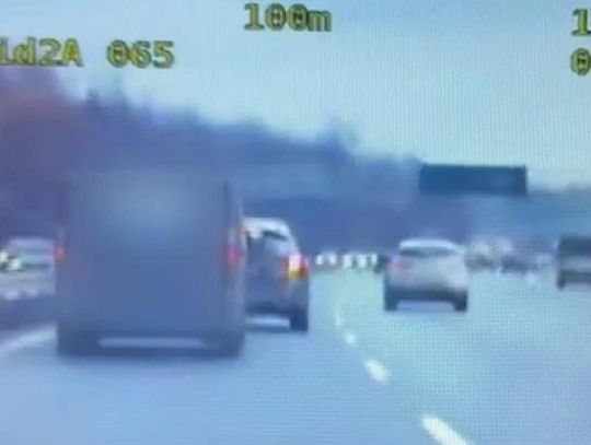 Dwóch mistrzów kierownicy spotkało się na autostradzie. Jeden siedział na zderzaku, a drugi mu hamował Dwóch mistrzów kierownicy spotkało się na autostradzie. Jeden siedział na zderzaku, a drugi mu hamował