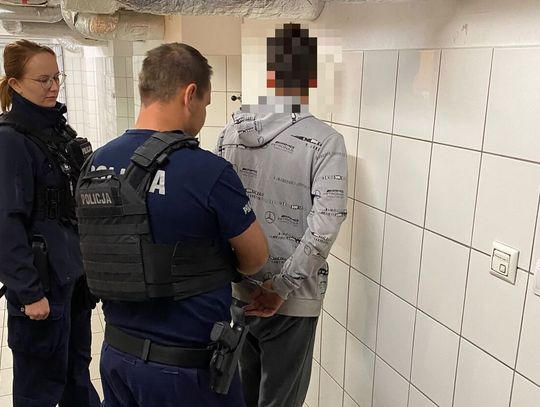 Dwóch na jednego. Napadli 17-latka na ulicy i ukradli mu koszulkę z barwami klubu