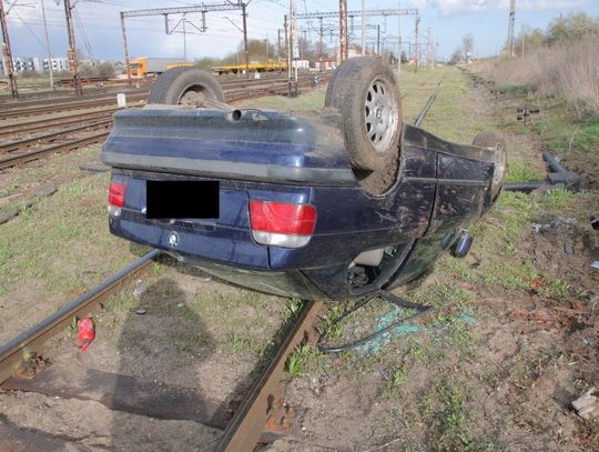 Dwóch nastolatków pożyczyło BMW i rozbiło je na torowisku. Po wszystkim po prostu uciekli