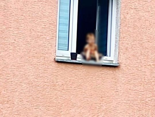 Dwulatek chodził po parapecie okna, matka i ojciec siedzieli naćpani w mieszkaniu