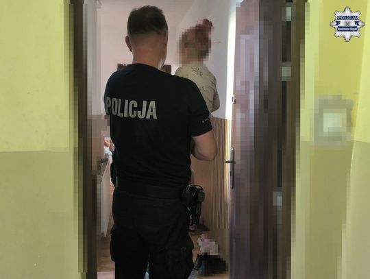 Dwulatka bez butów błąkała się przy przystanku. Matka nie zauważyła, że dziecko wyszło z domu