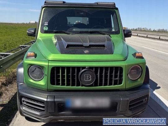 Dynamiczna akcja na autostradzie. Złodziej porzucił G-Klasę za ponad milion złotych i uciekł w pole