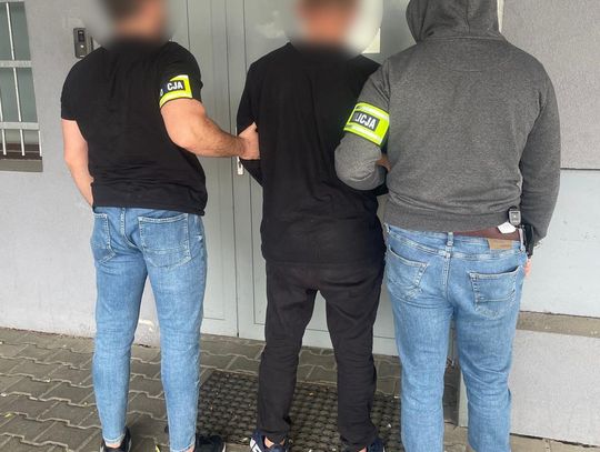 Dźgał mężczyznę nożem w mieszkaniu, a potem wyniósł na chodnik. Odpowie za usiłowanie zabójstwa