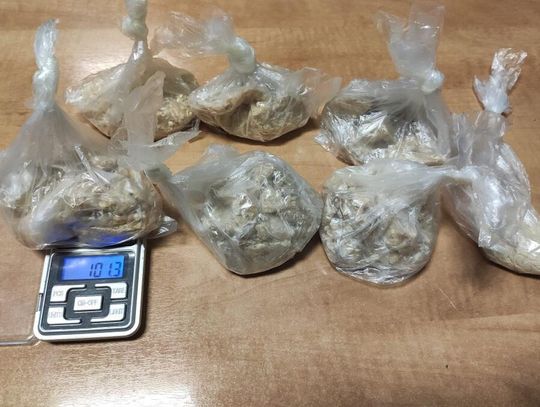 Dźgnął nożem byłą dziewczynę, policjanci zatrzymali go w mieszkaniu pełnym narkotyków