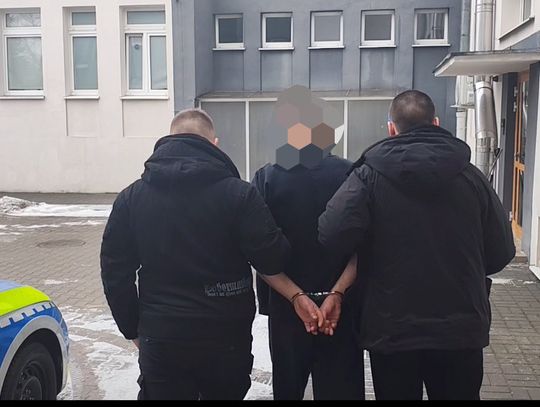 Dźgnął nożem swoją partnerkę, a potem podpalił mieszkanie. Strażacy ewakuowali całą kamienicę