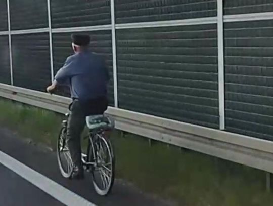 Dziadek cisnął autostradą na rowerze. Zamierzał zjechać na kolejnym węźle