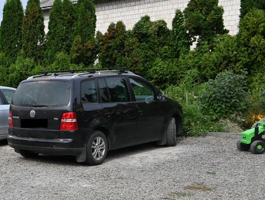 Dziadek nie widział, że 1,5 roczny wnuczek wyszedł za nim na podwórko. Potrącił go samochodem