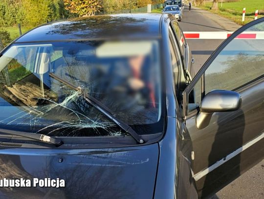 Dziadzio nie widział, że szlaban jest opuszczony i wjechał przed nadjeżdżający pociąg. Po takich tłumaczeniach policjanci zabronili mu jeździć