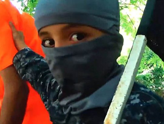 Dzieci ISIS przeprowadziły krwawą egzekucję mieczami. Ścięte ręce, potem głowa [18+]