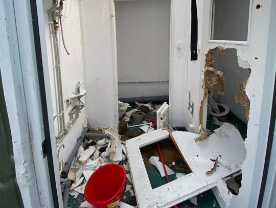 Dzieciaki zrobiły totalną demolkę na Orliku. W szale wyrywali nawet rury ze ścian. Czterech chłopców stanie przed sądem rodzinnym
