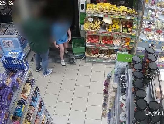 Dziecko w samej bieliźnie błąkało się w nocy przed sklepem. Jego rodzice byli pijani. WIDEO