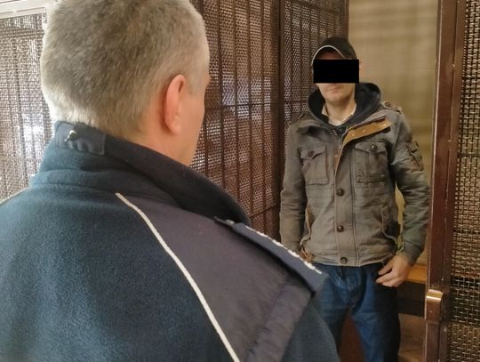 Dzielnicowi namierzyli poszukiwanego oszusta. Ukrywał się przed roczną odsiadką Dzielnicowi namierzyli poszukiwanego oszusta. Ukrywał się przed roczną odsiadką