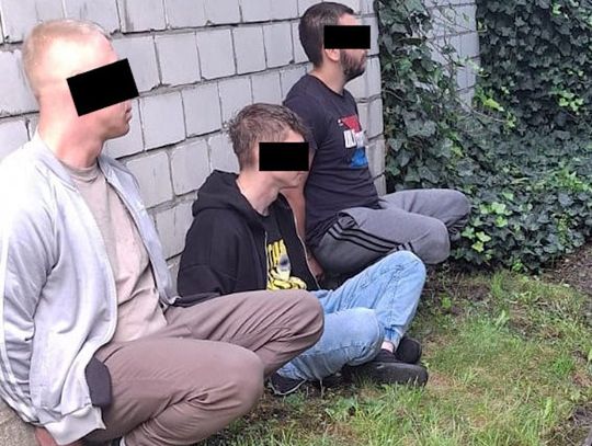 Dzielnicowi przyszli po poszukiwanego, znaleźli melinę narkotykową. Zatrzymano 4 mężczyzn i kobietę