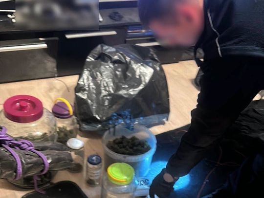 Dzielnicowi usłyszeli, że może mieć narkotyki. W mieszkaniu 37-latka znaleźli ponad 1,5 kg marihuany