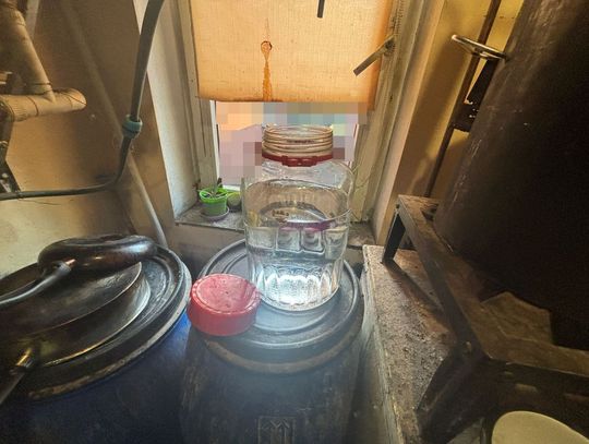 Dzielnicowy chciał doręczyć kobiecie wezwanie, przyłapał ją na pędzeniu bimbru