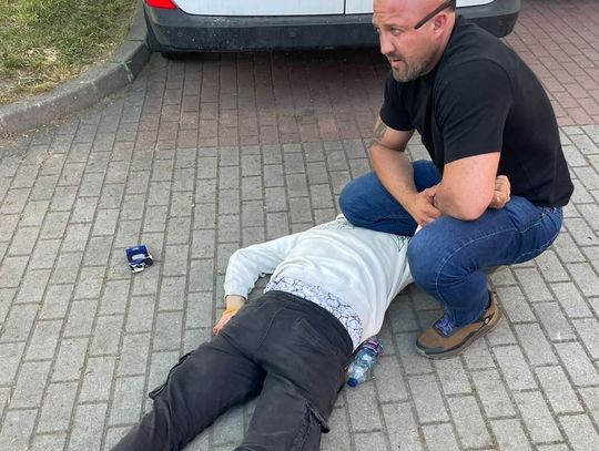 Dzielnicowy po służbie zobaczył uciekającego złodzieja. Dogonił go, zatrzymał i wezwał kolegów