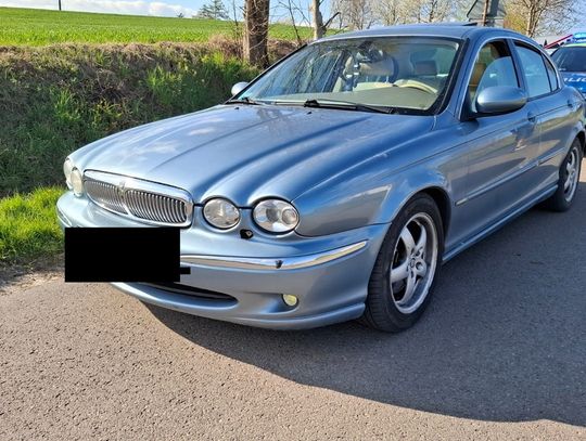 Dzielnicowy próbował zatrzymać Jaguara, ale kierowca pojechał dalej. Popełnił pijacką recydywę