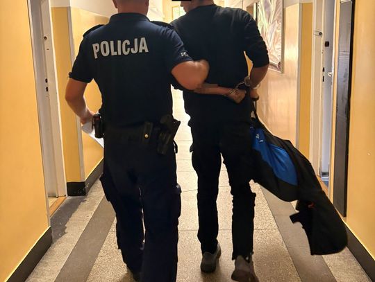 Dzielnicowy zatrzymał poszukiwanego 32-latka. Mężczyznę zdradziło nerwowe zachowanie