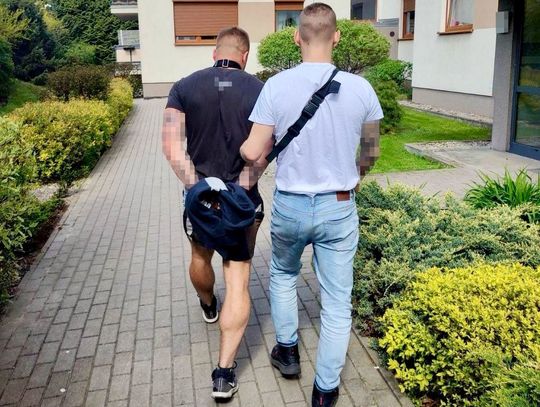 Dziewczyna dilera otworzyła drzwi policjantom. Znaleźli narkotyki, a następnie jej chłopaka