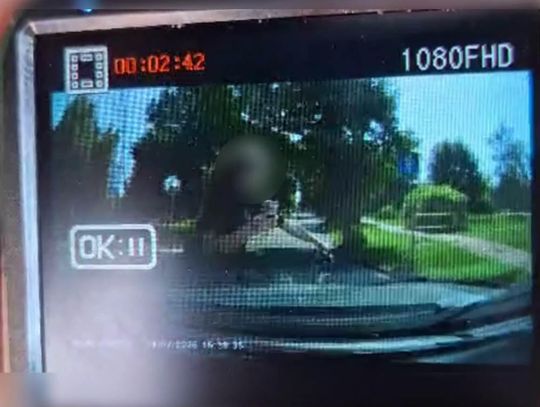 Dziewczyna jechała rowerem i patrzyła w telefon. Skończyło się w szpitalu