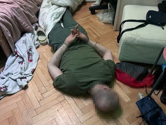 Dziewczyna pakowała towar, a oni straszyli ekspedientki pistoletem. Policjanci rozbili gang złodziei