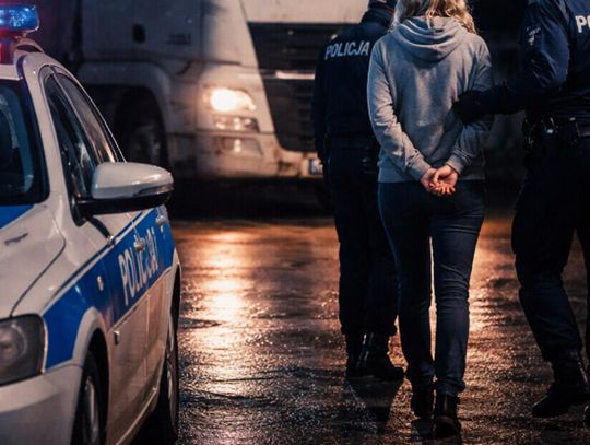Dziewczyna po narkotykach prowadziła ciężarówkę. Mówiła do siebie i nie radziła sobie z plandeką