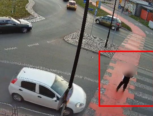 Dziewczyna rolkach potrącona przez samochód zjeżdżający z ronda