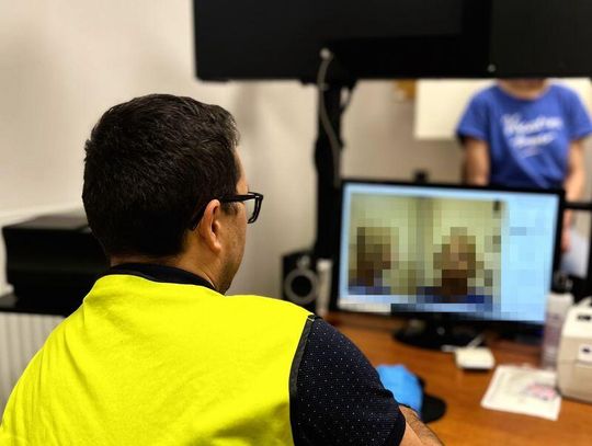 Dziewczyna usłyszała policję i wyskoczyła przez okno razem z narkotykami. Wpadła prosto w ręce policjantów