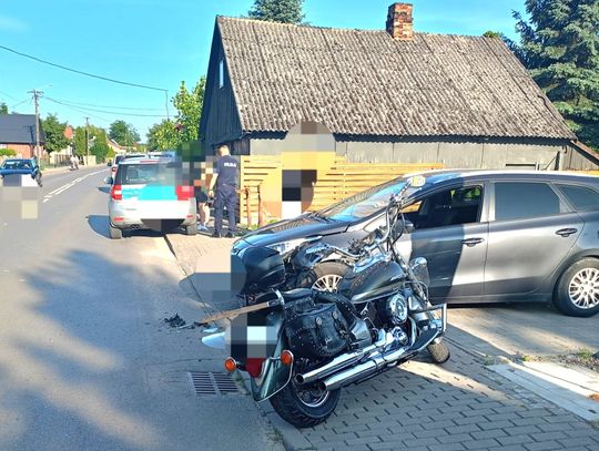 Dziewczyna w osobówce nie zobaczyła motocyklisty. Wymusiła i spowodowała wypadek. Mężczyzna w szpitalu