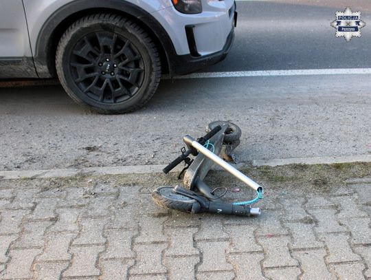 Dziewczynka na hulajnodze elektrycznej wjechała pod samochód. Nie powinna jej w ogóle prowadzić